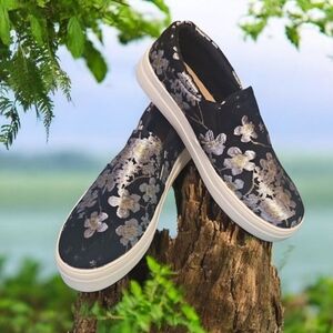 BRASH Slipon shoe size 8.5 black silver flowers like new in great condit…